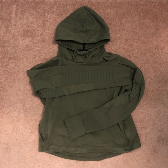 Tops - Puma sweatshirt